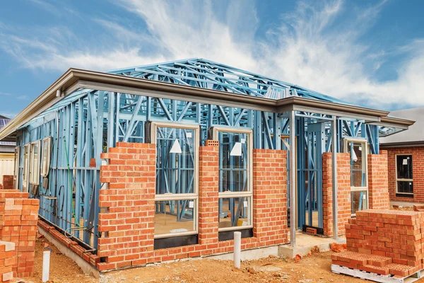 Est-ce qu'un bien immobilier avec une charpente métallique est plus cher à l'achat qu'un bien immobilier avec une charpente en bois ?